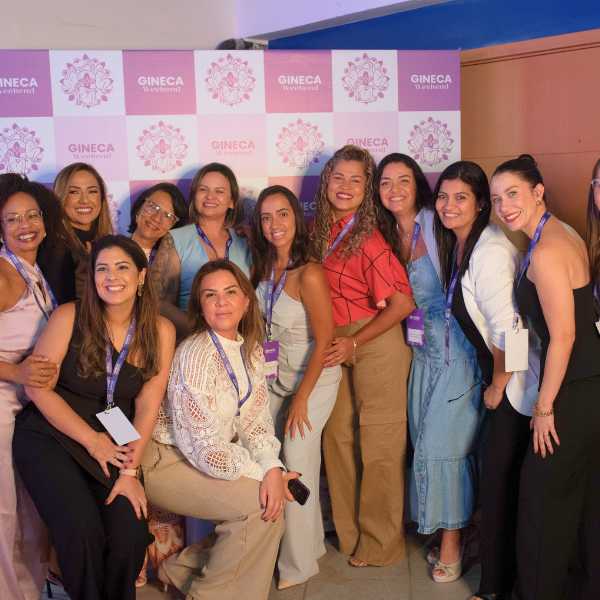 Enfermeiras reunidas diante do painel oficial do Gineca Weekend
