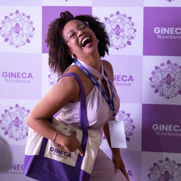 Participante com a sacola oficial do evento